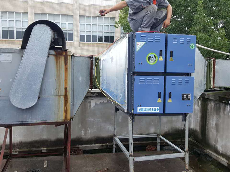 成都某大型學(xué)校食堂無(wú)煙排放凈化設備